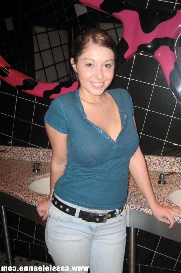 15P Pictures of Cassie Leanne fooling around at a wax museum