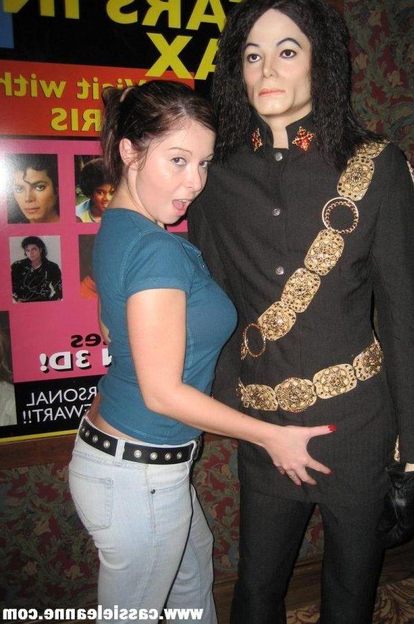 15P Pictures of Cassie Leanne fooling around at a wax museum
