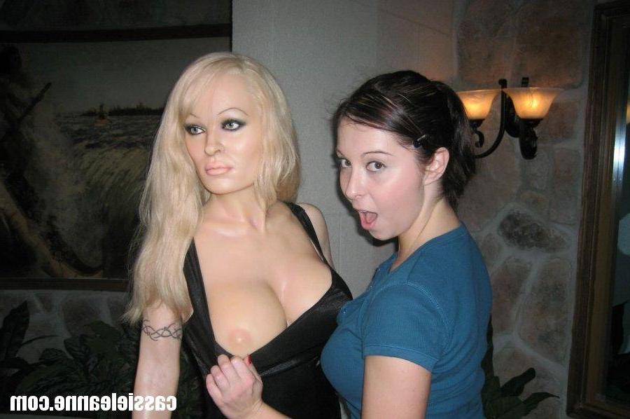 15P Pictures of Cassie Leanne fooling around at a wax museum