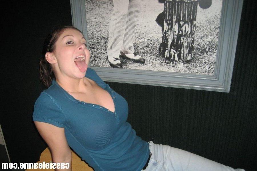 15P Pictures of Cassie Leanne fooling around at a wax museum
