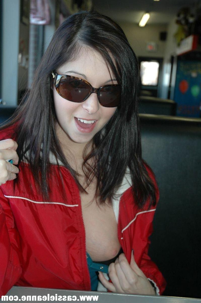 15P Pictures of Cassie Leanne pulling down her jeans to reveal her pussy