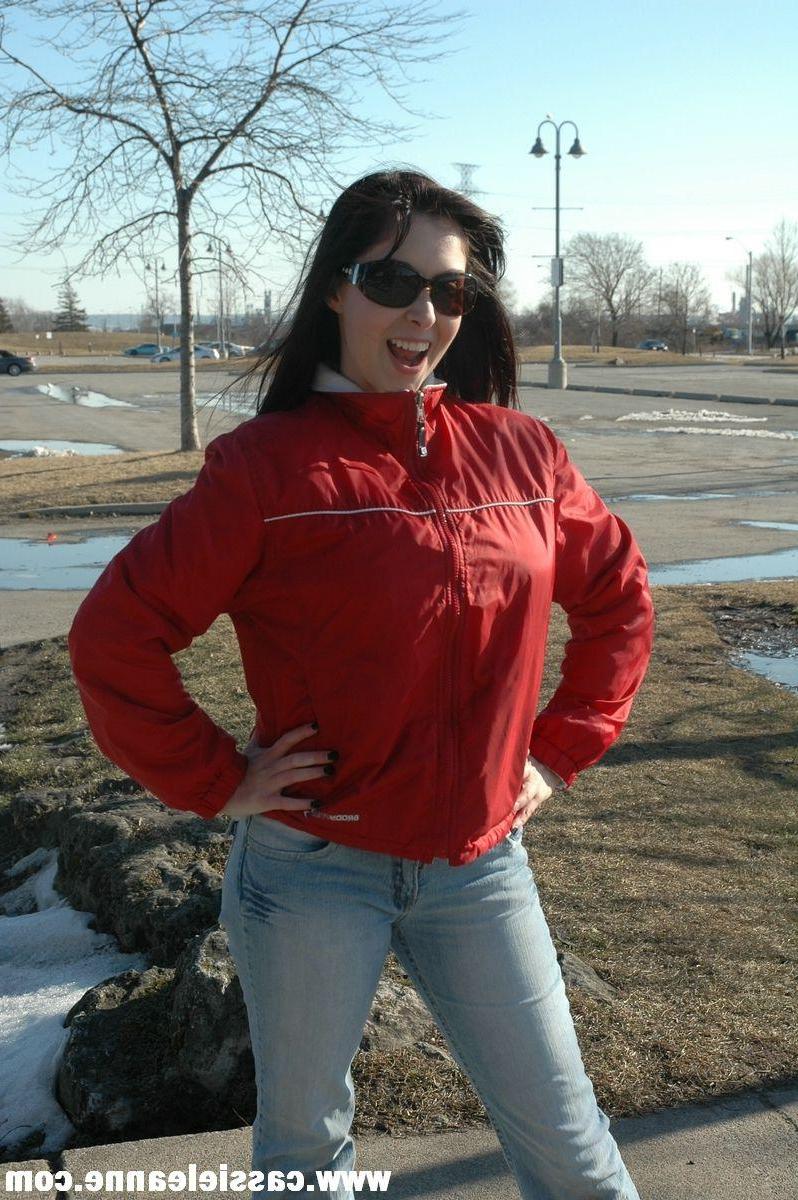 15P Pictures of Cassie Leanne pulling down her jeans to reveal her pussy