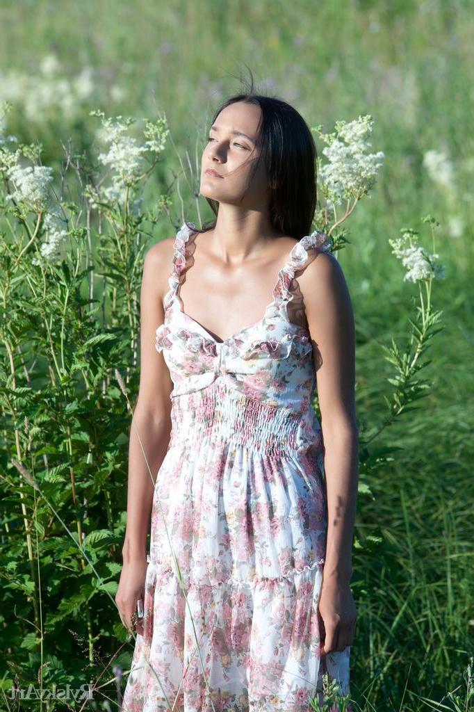 16P Brunette model Chandra shows off her hairy bush outside