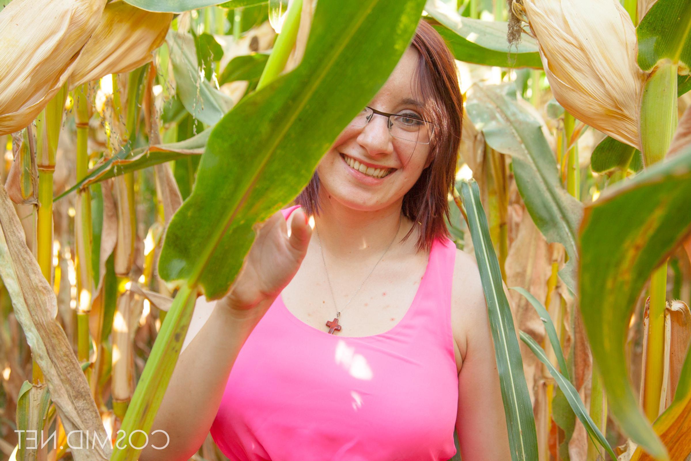 16P Busty coed Chelsea Bell strips for you in the field