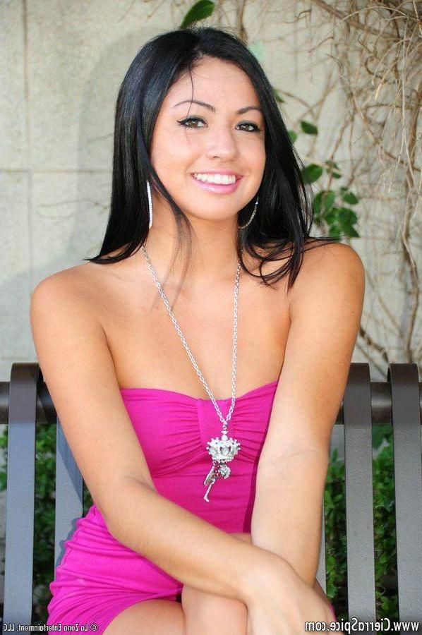 15P Pictures of teen babe Cierra Spice showing her tits and pussy