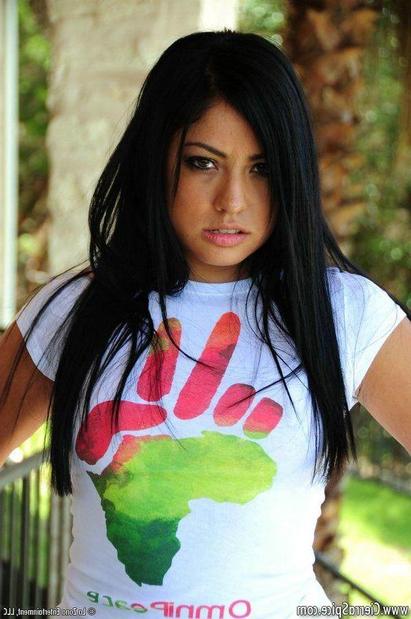 15P Pictures of teen chick Cierra Spice getting naked outside