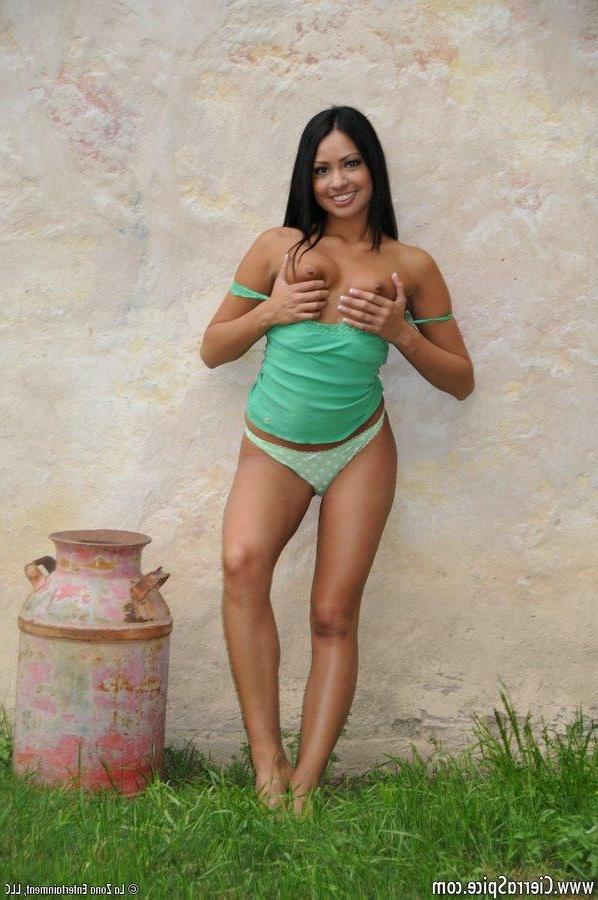 15P Pictures of teen cutie Cierra Spice exposing her tits outside