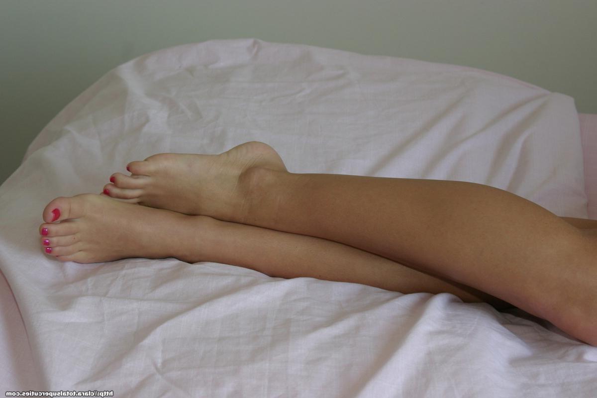 20P Pictures of teen Clara Cutie showing off her sexy legs and feet