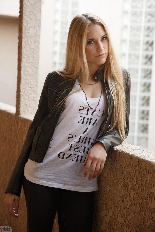 8P Blonde teen Cole Esenwein flashes her hot ass