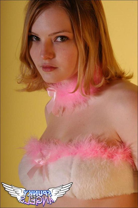 20P Pictures of Cute Chloe sending you some bunny love