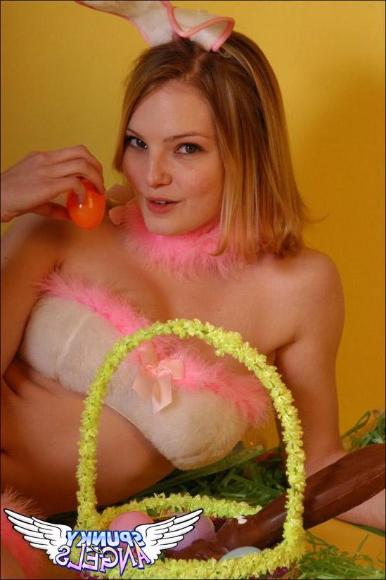 20P Pictures of Cute Chloe sending you some bunny love