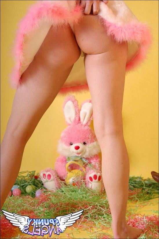 20P Pictures of Cute Chloe sending you some bunny love