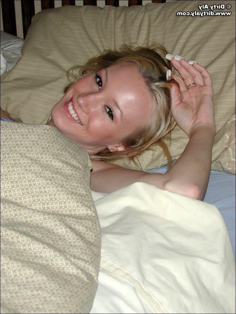 20P Pictures of teen Dirty Aly stripping because she needs sex