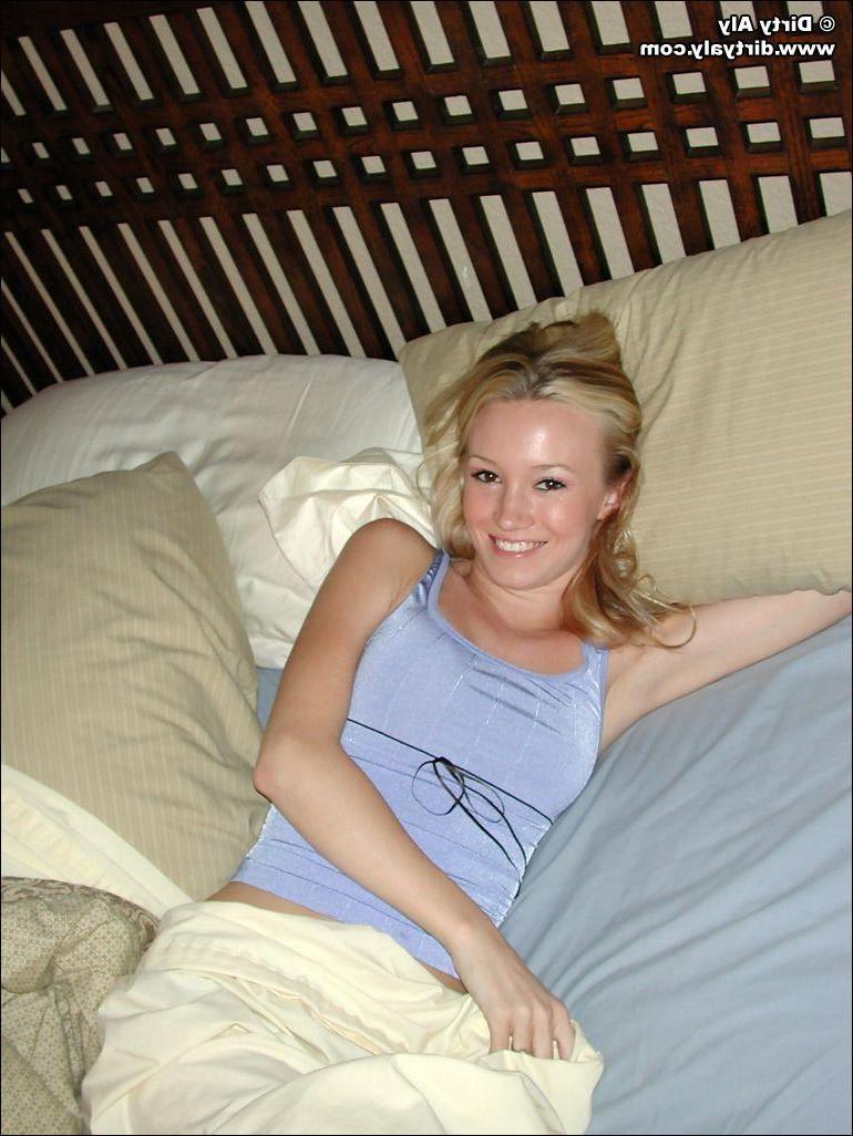 20P Pictures of teen Dirty Aly stripping because she needs sex