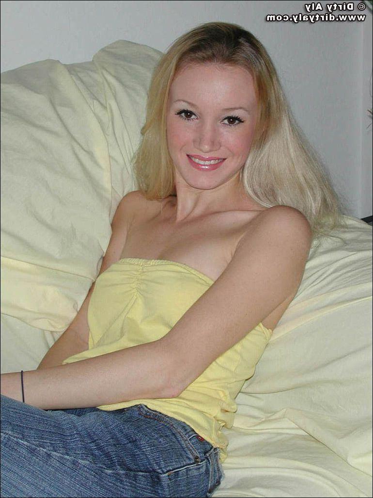 19P Pictures of Dirty Aly exposing her tits for you