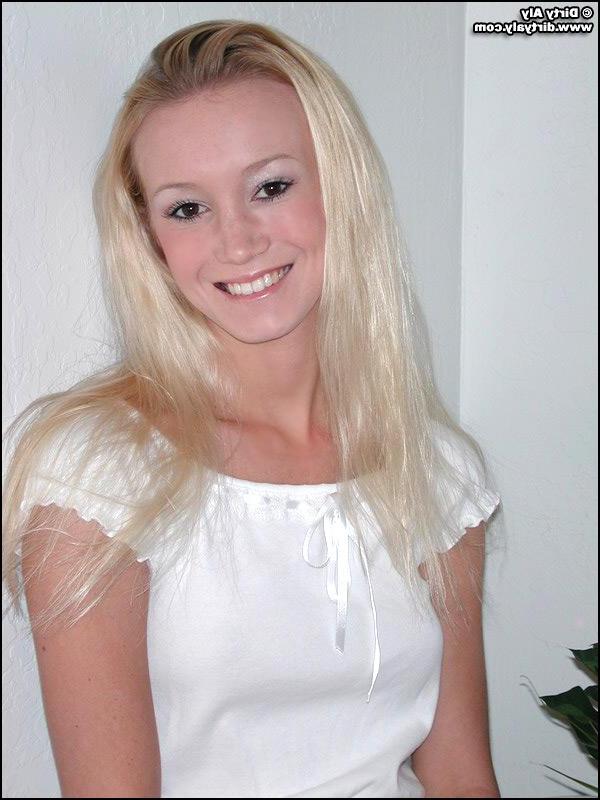 20P Pictures of Dirty Aly stripping naked for you