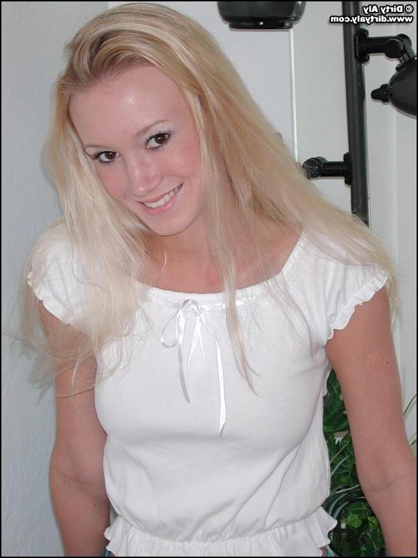 20P Pictures of Dirty Aly stripping naked for you