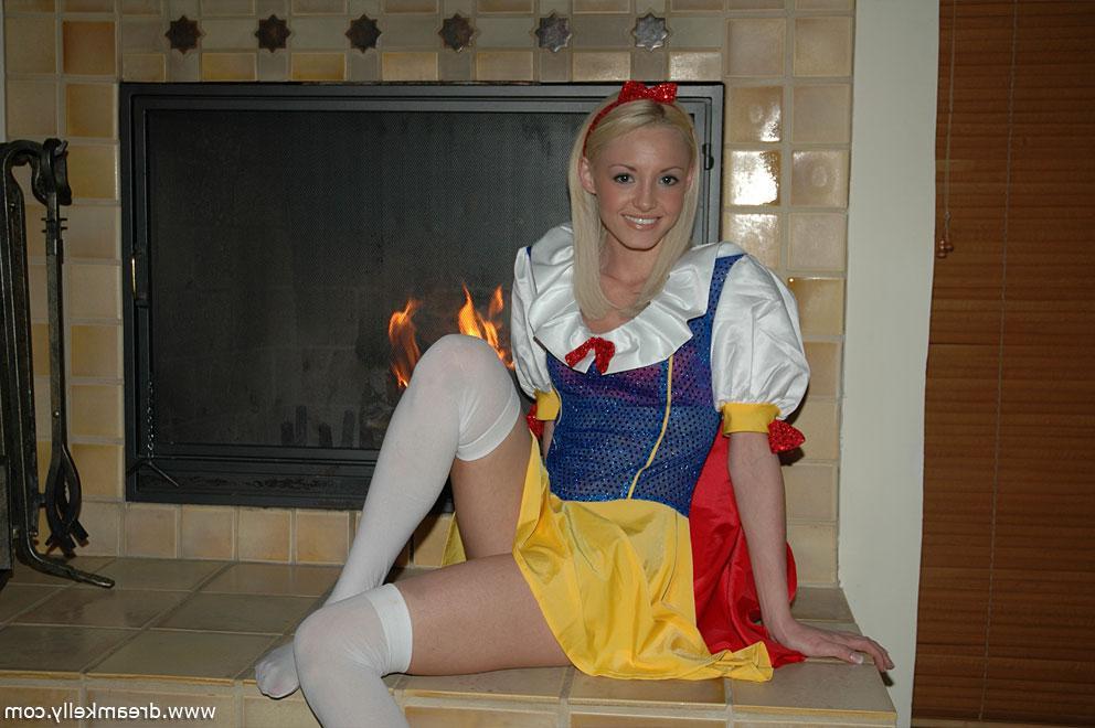 16P Pictures of Dream Kelly in a snow white costume