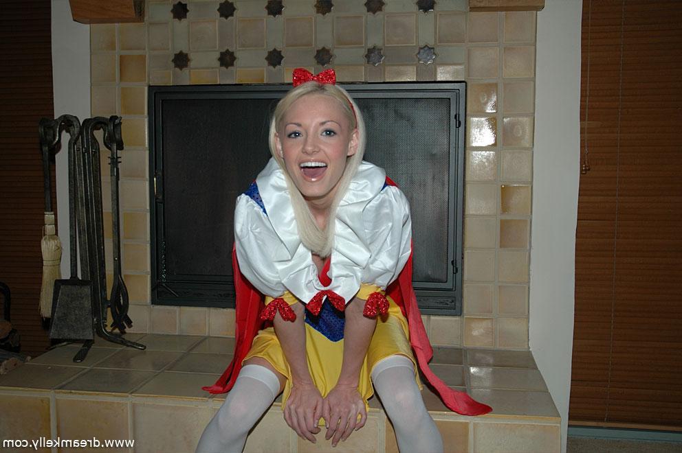 16P Pictures of Dream Kelly in a snow white costume