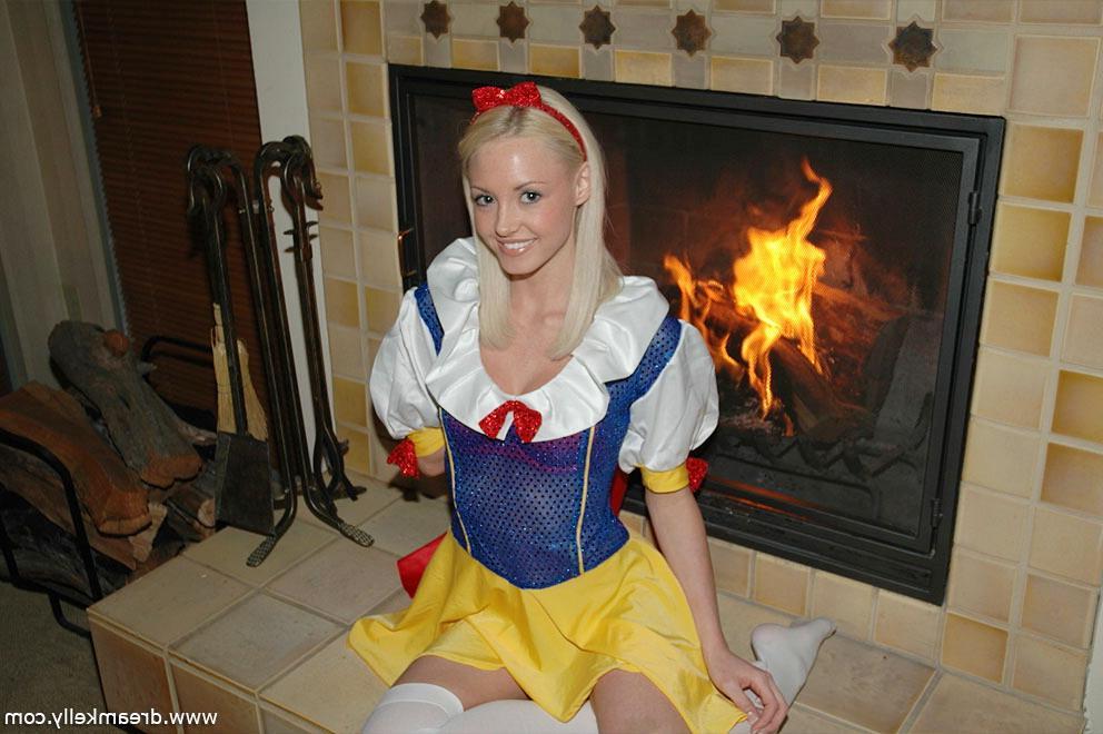 16P Pictures of Dream Kelly in a snow white costume