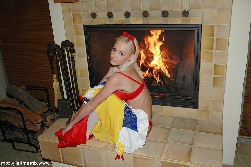 16P Pictures of Dream Kelly in a snow white costume