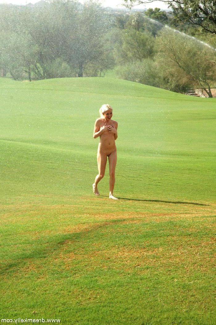16P Pictures of Dream Kelly playing naked outside