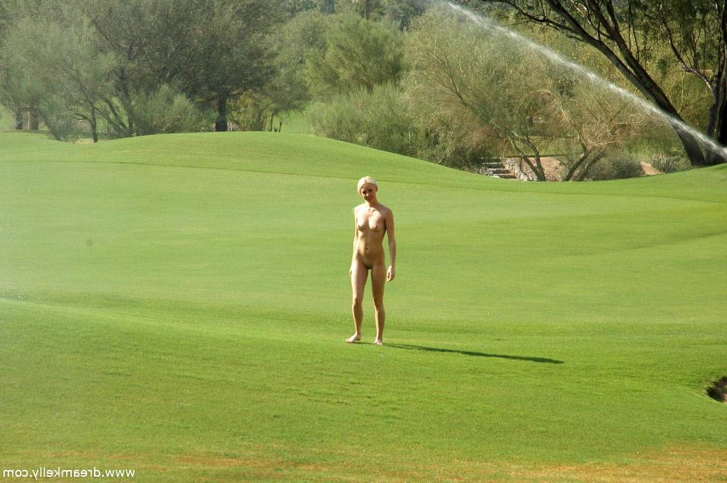 16P Pictures of Dream Kelly playing naked outside
