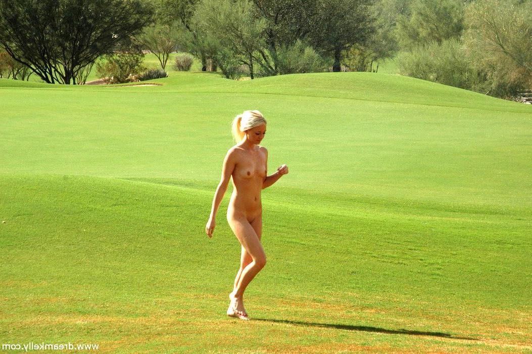 16P Pictures of Dream Kelly playing naked outside