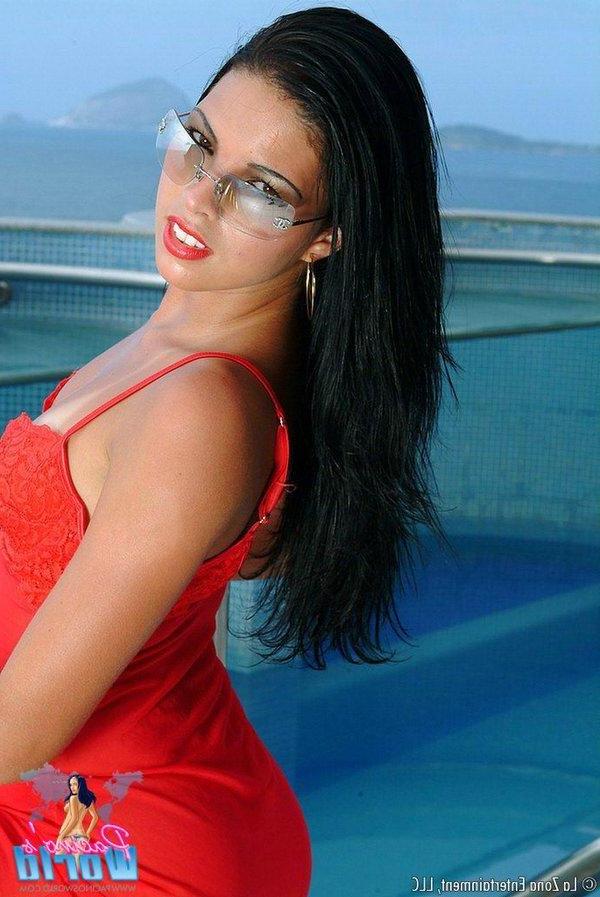 14P Pictures of teen girl Elana getting topless by the beach