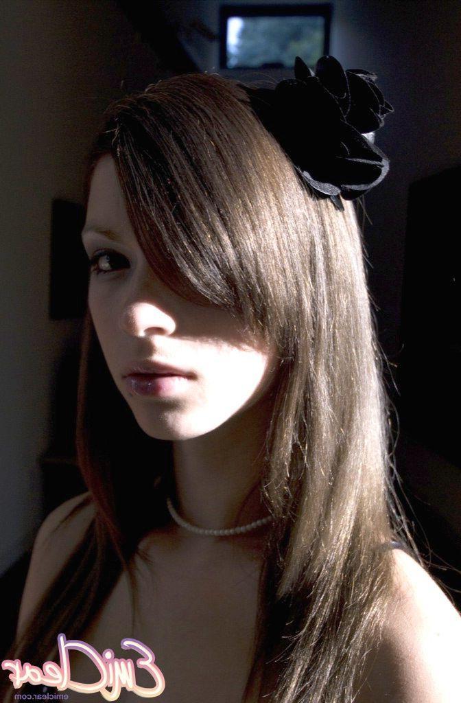 20P Bilder von Emi Clear, die sich in einem schwarzen Kleid und High Heels präsentiert