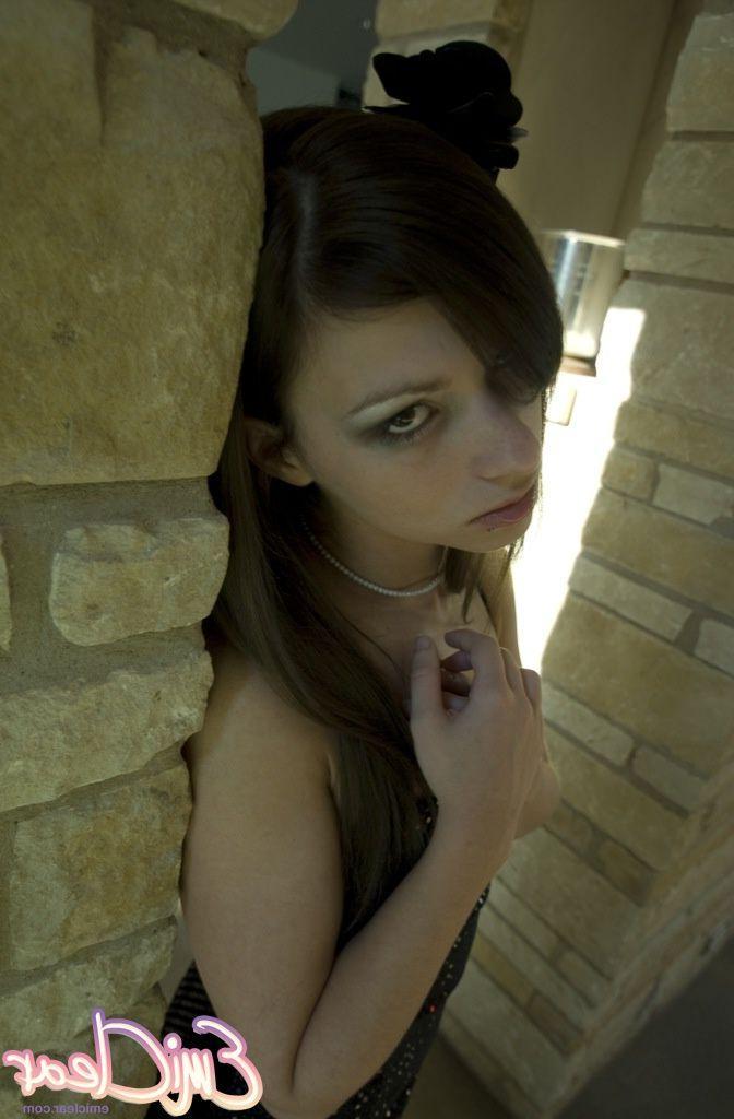 20P Bilder von Emi Clear, die sich in einem schwarzen Kleid und High Heels präsentiert