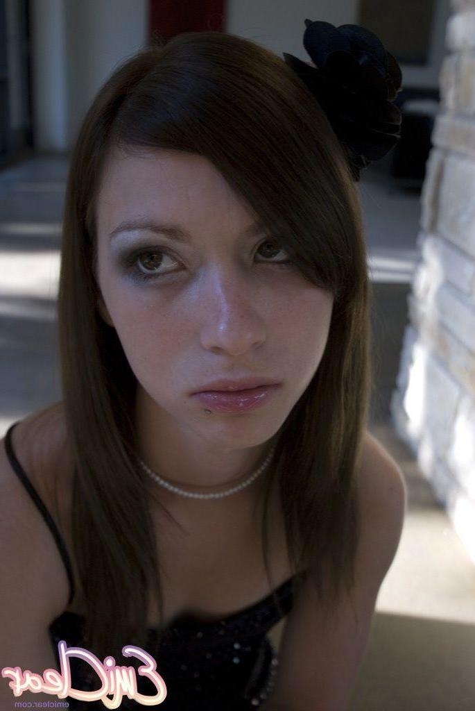 20P Bilder von Emi Clear, die sich in einem schwarzen Kleid und High Heels präsentiert