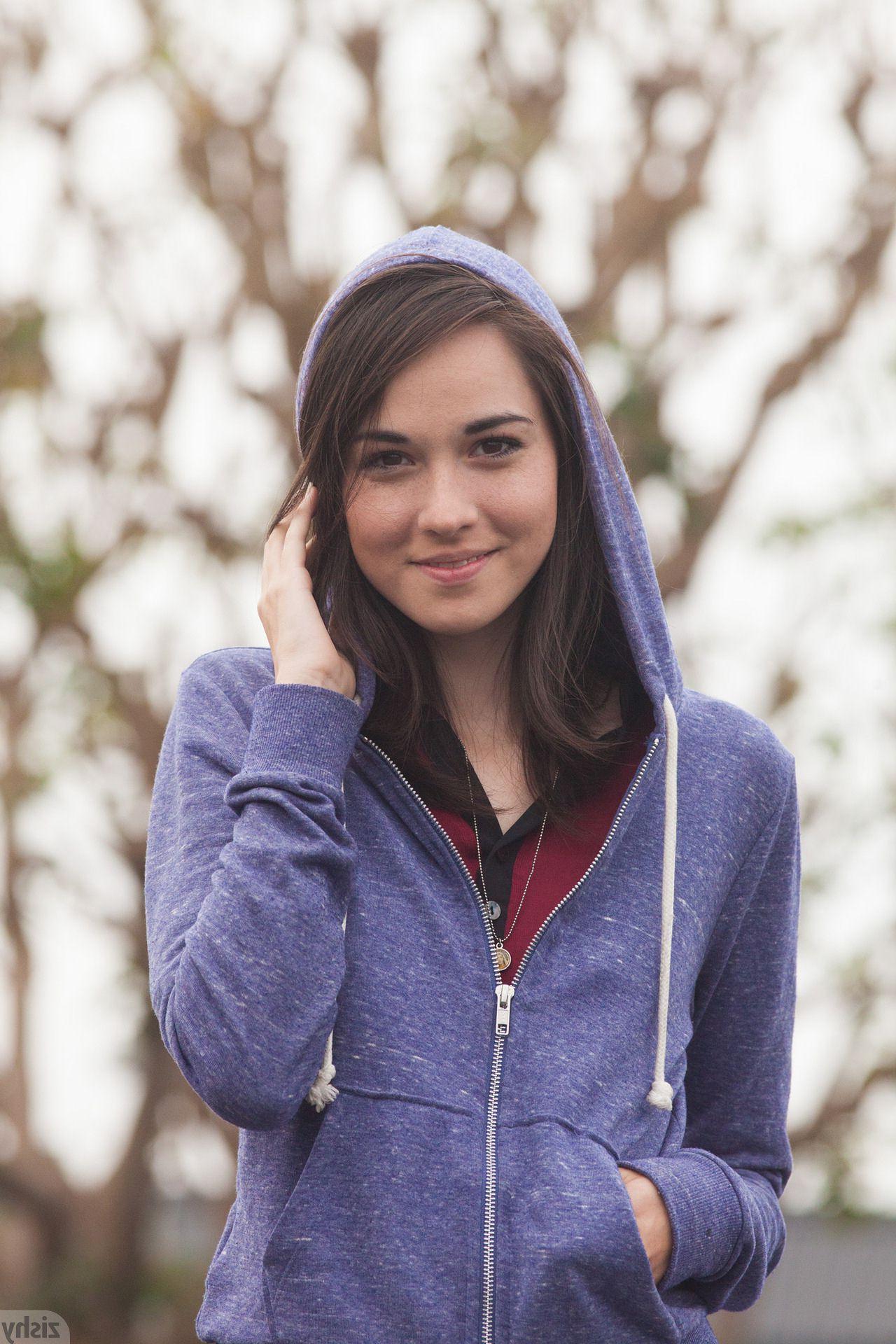 12P Brunette coed Gabrielle Klein shows you what's up her skirt