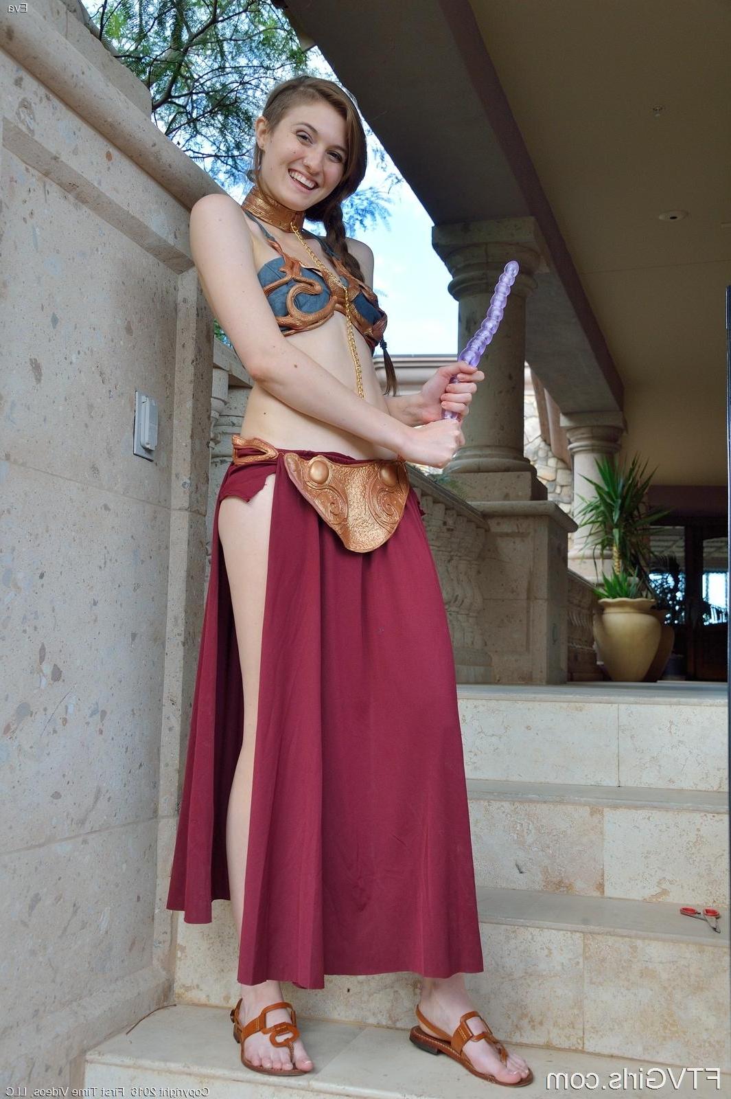 16P Hot coed Eva does the best Princess Leia cosplay ever