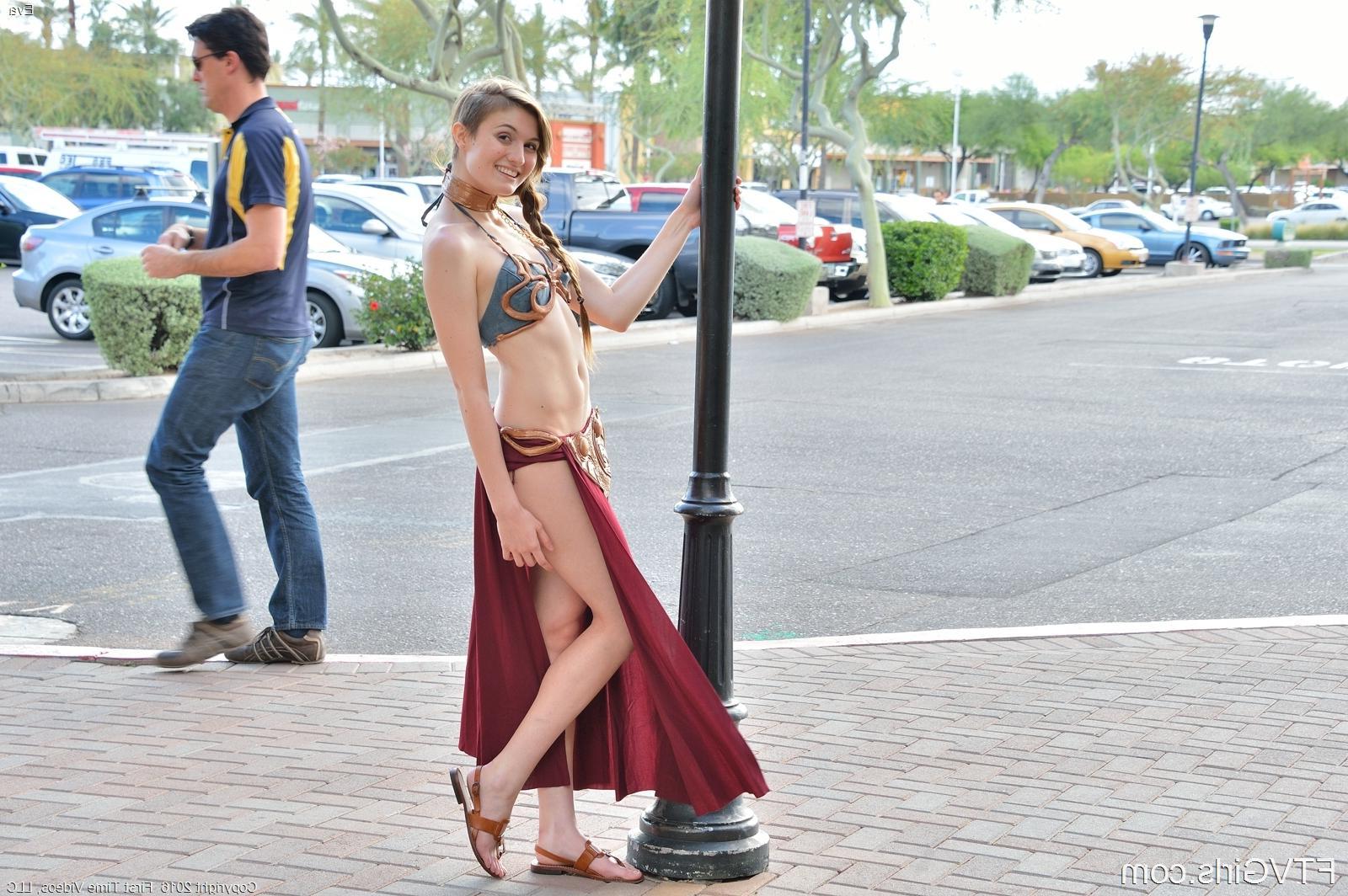 16P Hot coed Eva does the best Princess Leia cosplay ever