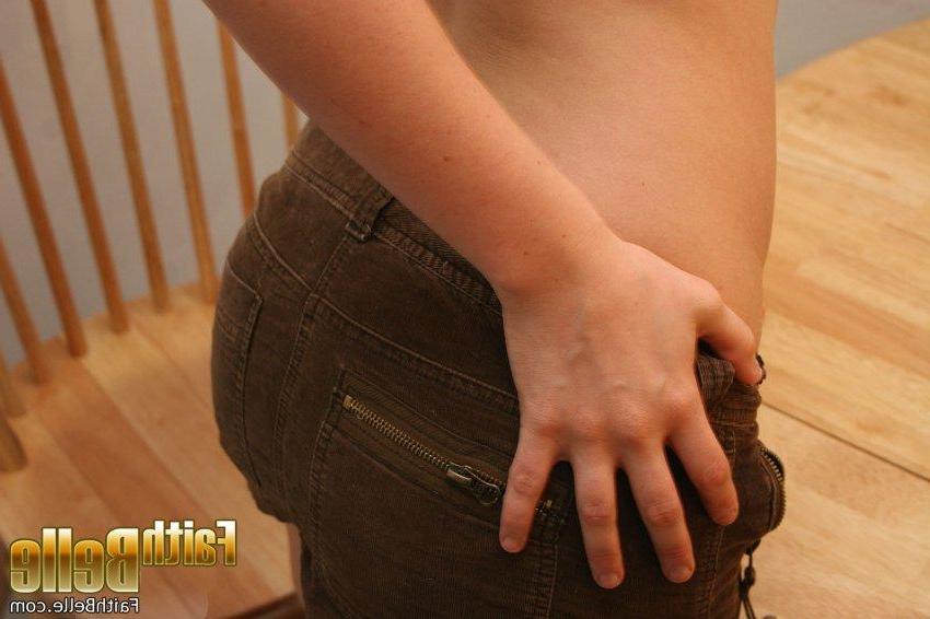 20P Pictures of Faith Belle showing you her pussy