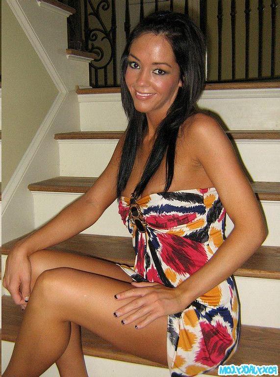 20P Pictures of teen girl Foxy Jacky showing you her boobs
