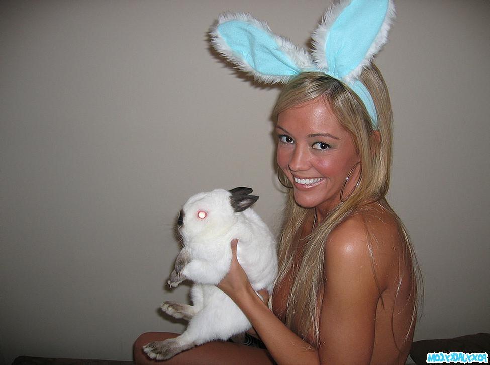 15P Pictures of teen amateur Foxy Jacky celebrating Easter in December
