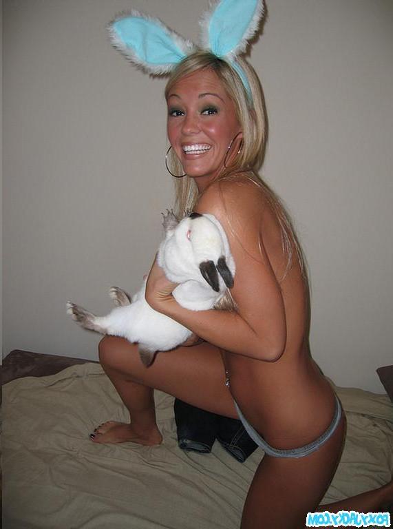 15P Pictures of teen amateur Foxy Jacky celebrating Easter in December
