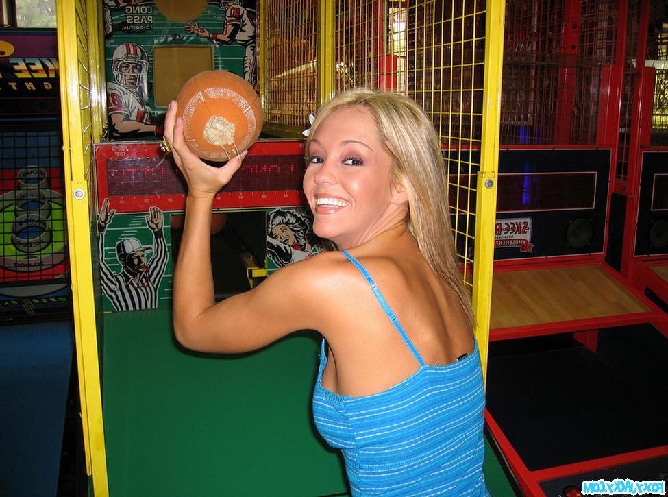 20P Pictures of teen chick Foxy Jacky playing some mini golf