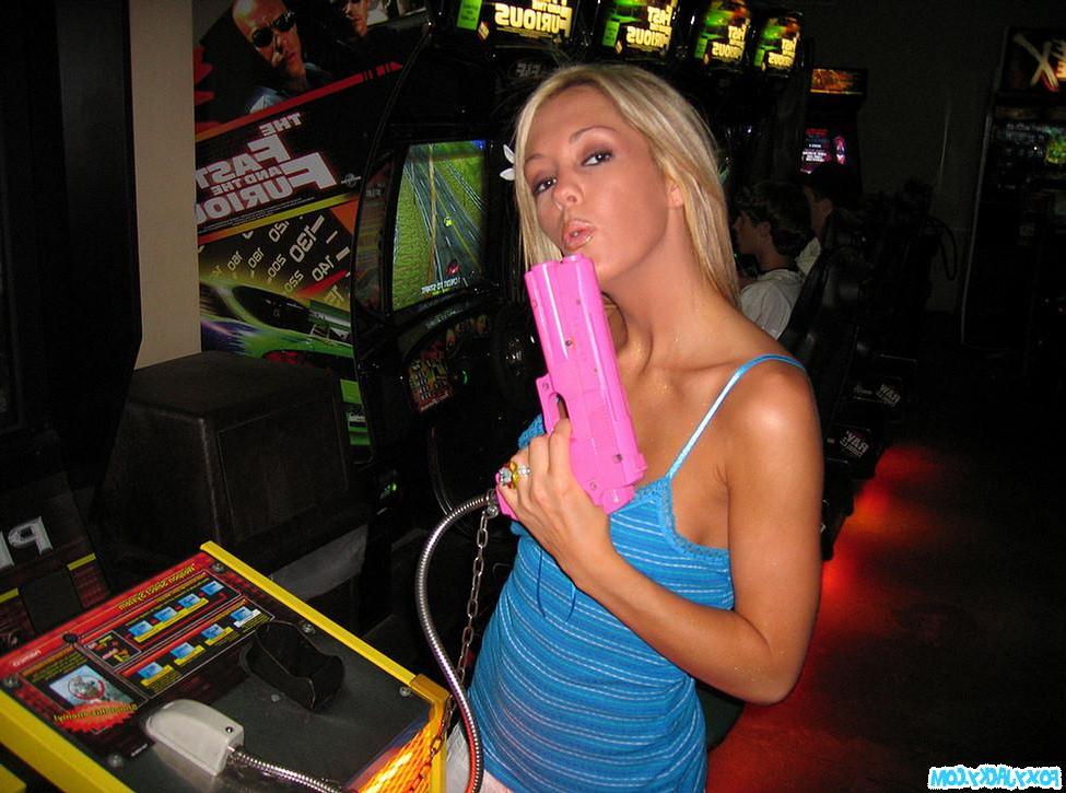 20P Pictures of teen chick Foxy Jacky playing some mini golf