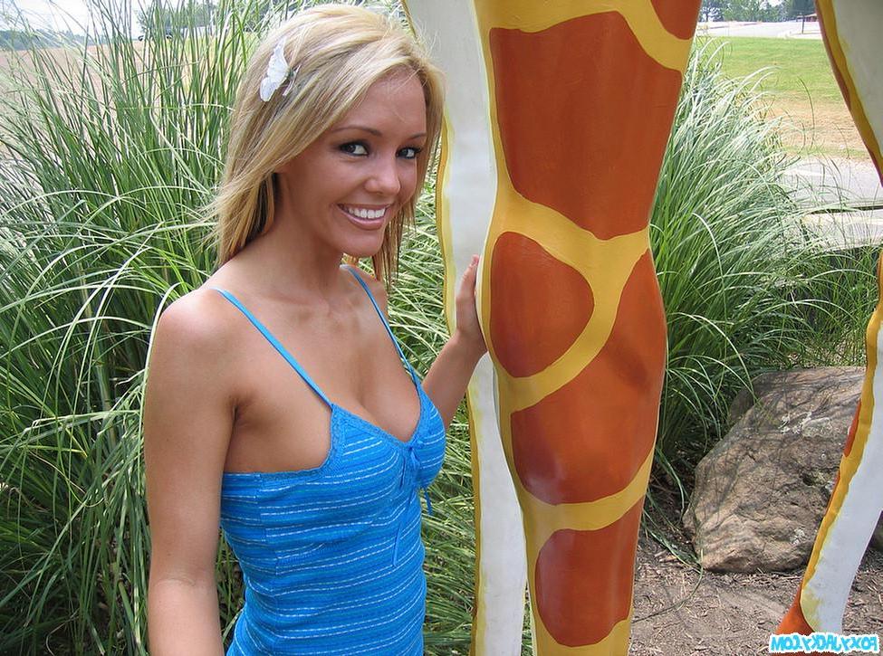 20P Pictures of teen chick Foxy Jacky playing some mini golf