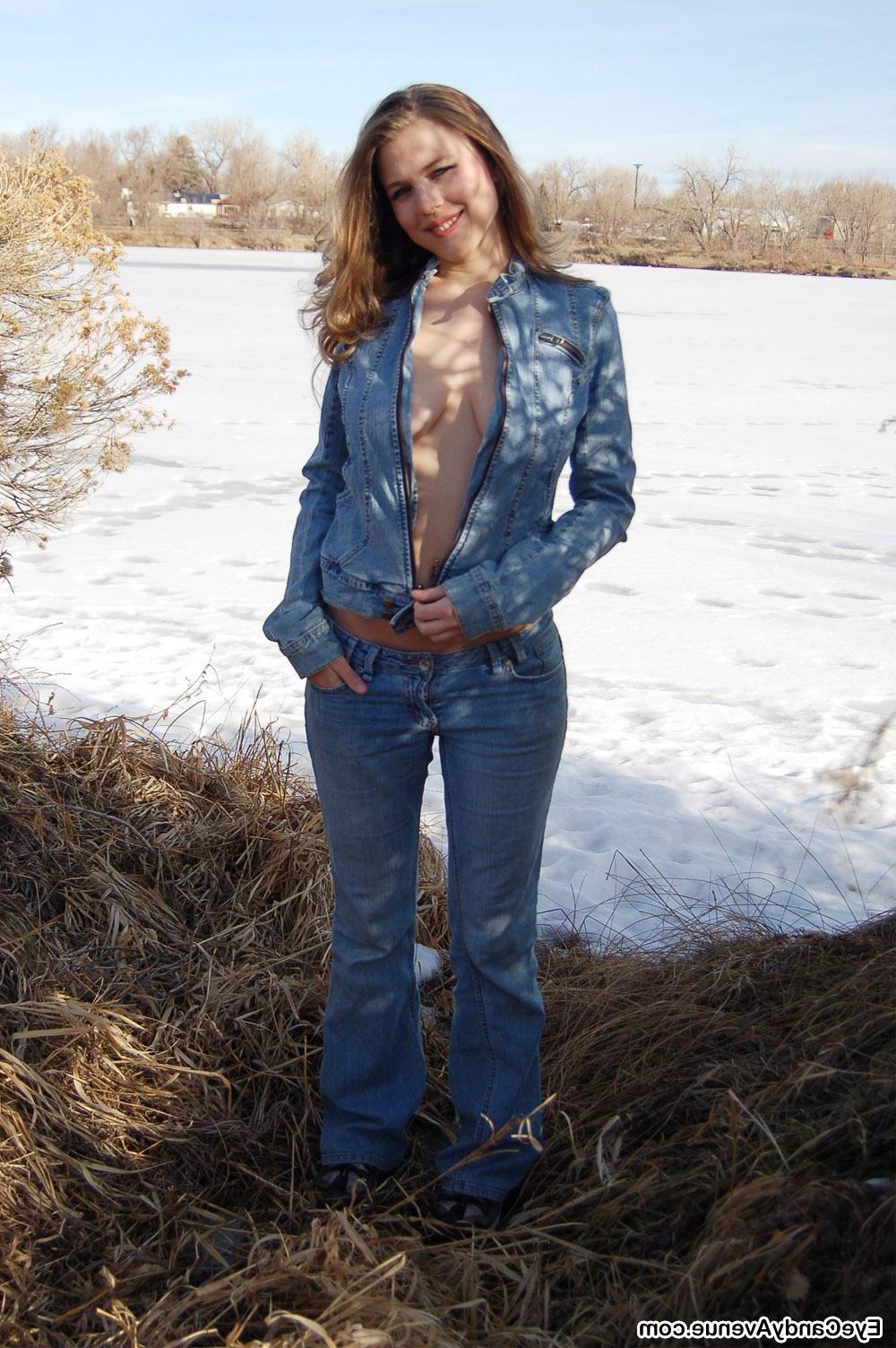 16P Busty blonde coed Gemini frees her large breasts outside