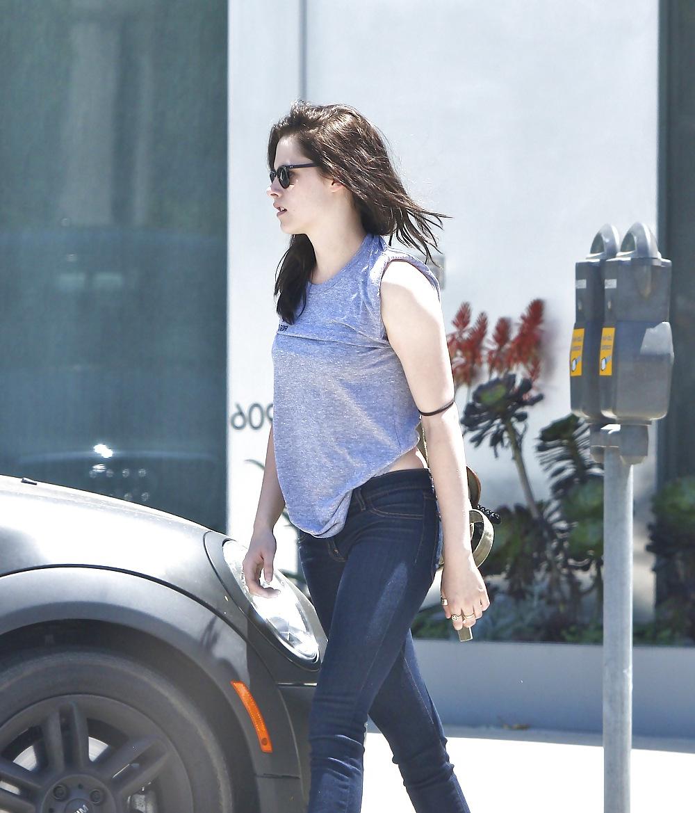 17P Kristen Stewart is spotted leaving the gym in West Hollywood
