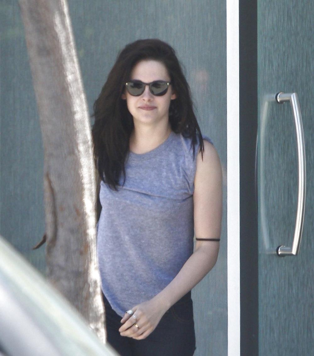 17P Kristen Stewart is spotted leaving the gym in West Hollywood
