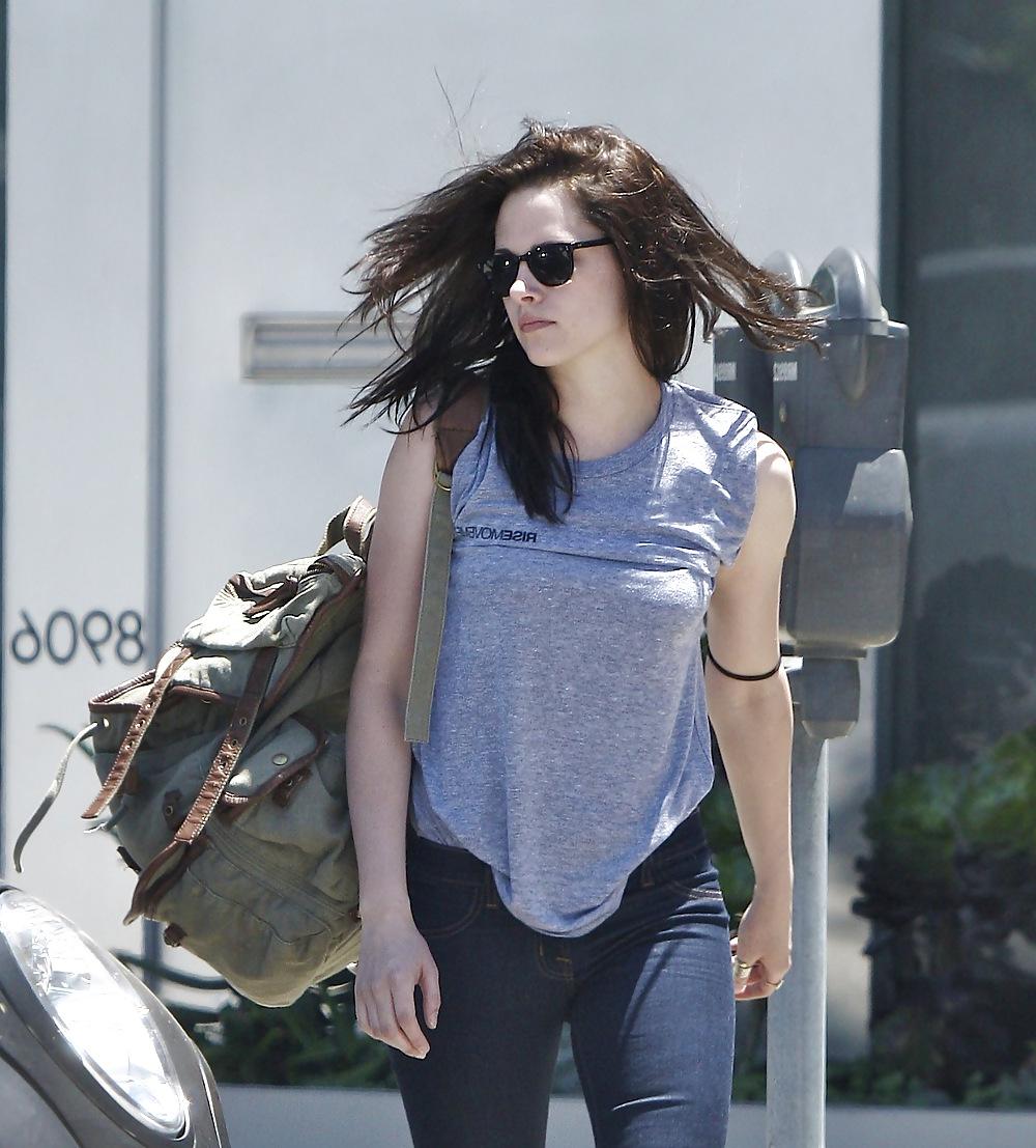 17P Kristen Stewart is spotted leaving the gym in West Hollywood