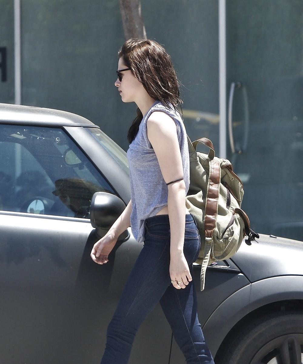17P Kristen Stewart is spotted leaving the gym in West Hollywood