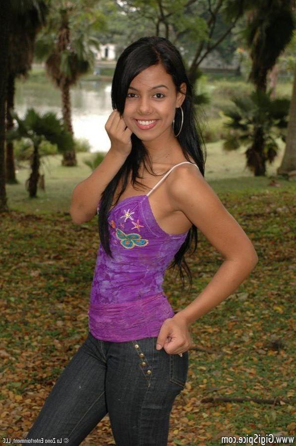 15P Pictures of teen cutie Gigi Spice teasing with her hotness