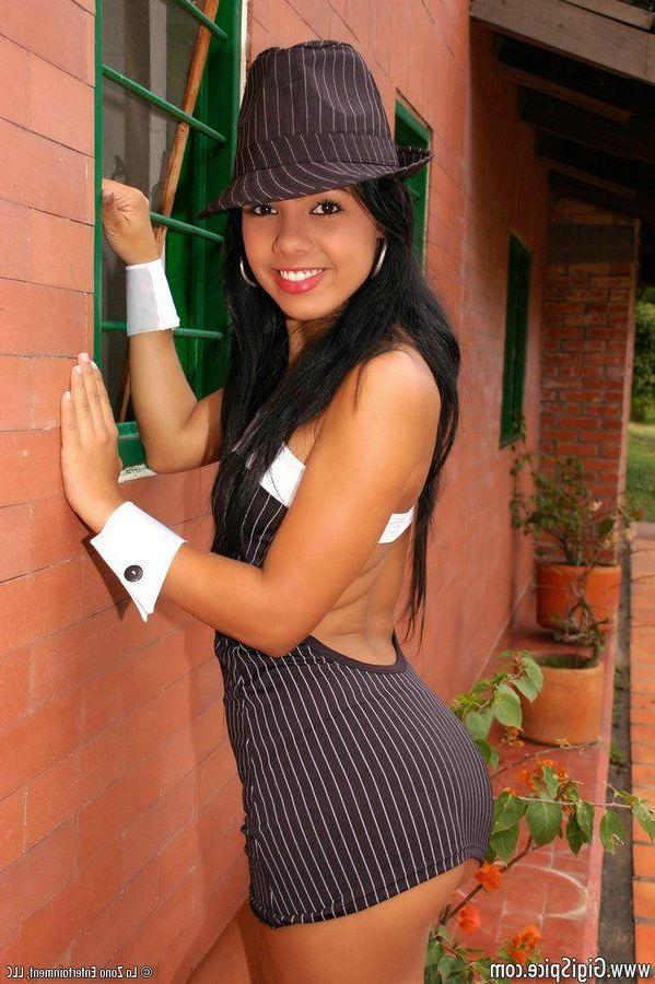 15P Pictures of teen Gigi Spice playing with herself