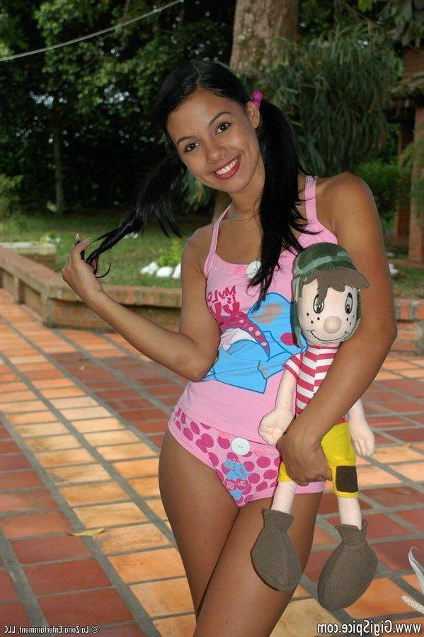 15P Pictures of Gigi Spice playing with her vibrator